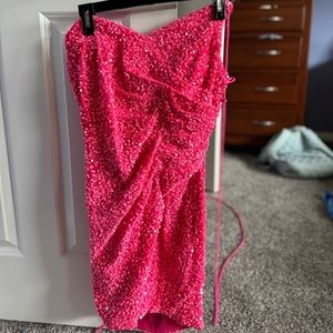 i’m selling a dress that has never been worn, the brand is a OmbreProm. Size:M